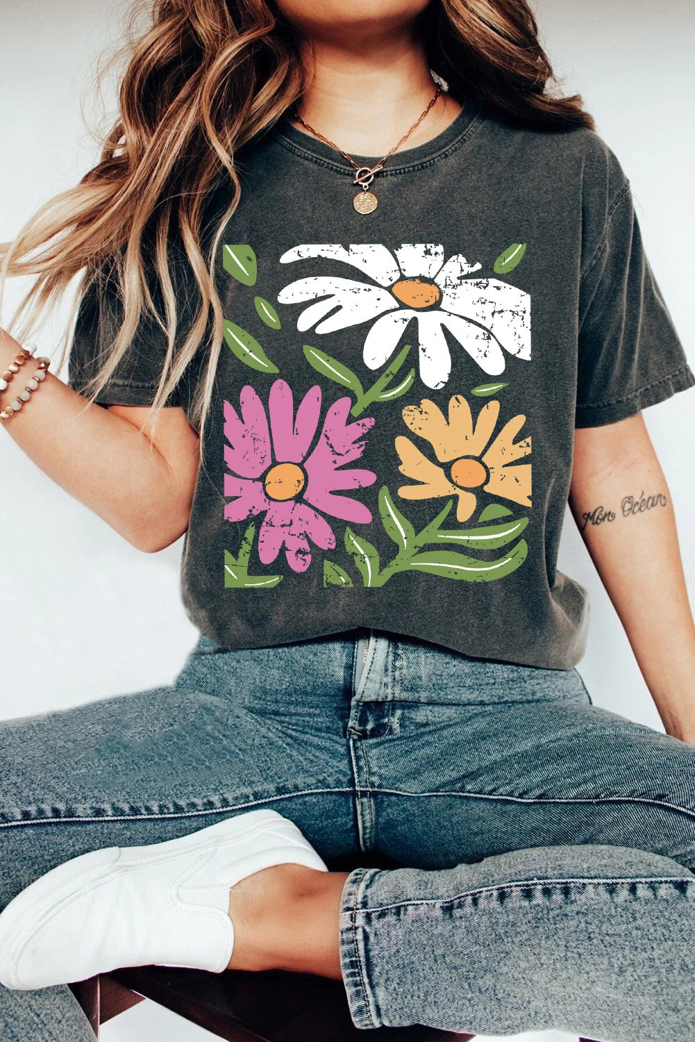 Daisy Graphic Tee-Podos Boutique, a Women's Fashion Boutique Located in Calera, AL